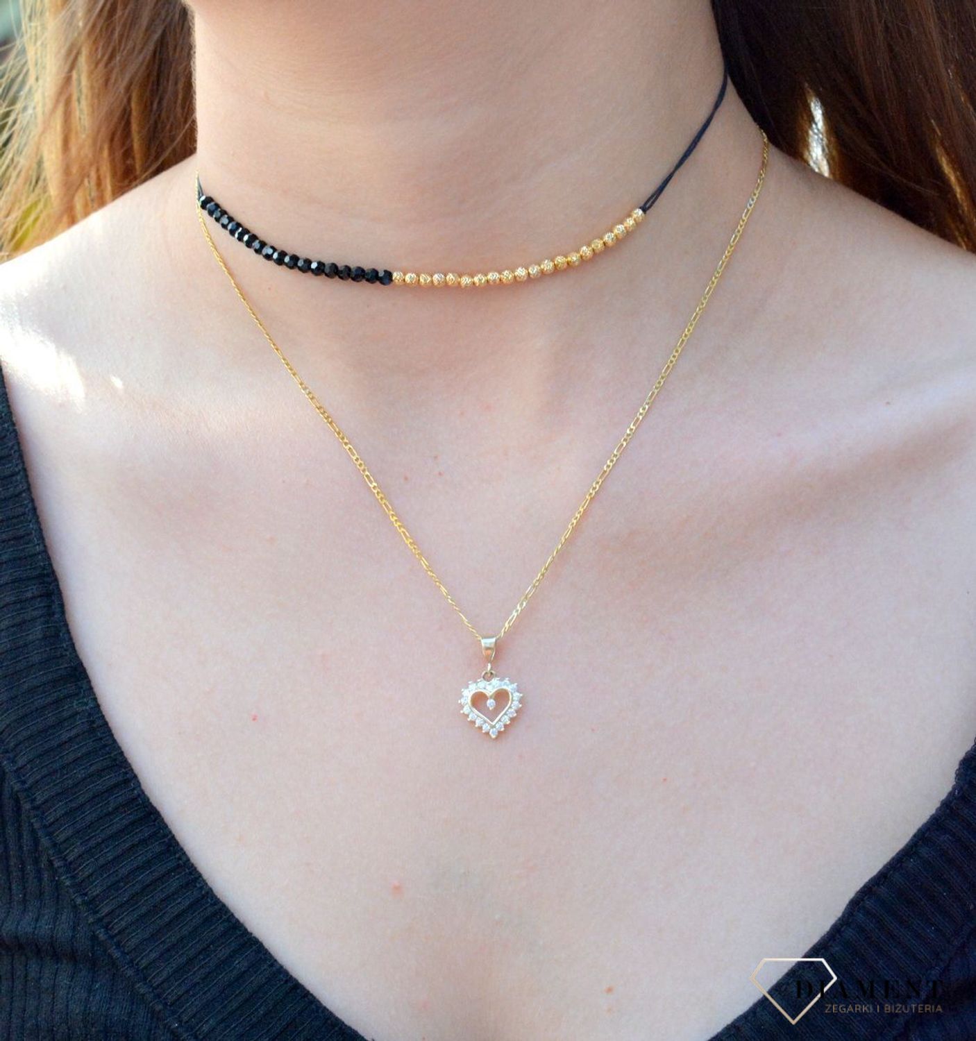 Złota zawieszka 333 serce z cyrkonią ZA 4651 333. Romantyczny wzór, który nada uroku oraz kobiecości każdej stylizacji. Wyjątkowy wisiorek o ponadczasowym motywie zachwyca estetyczną formą wykonania.jpg